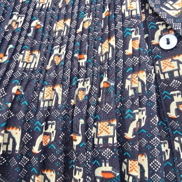 Trendy Navy Blue Printed Blouse — Effortless Chic + Everyday Style, Size M - Picture 6 of 6